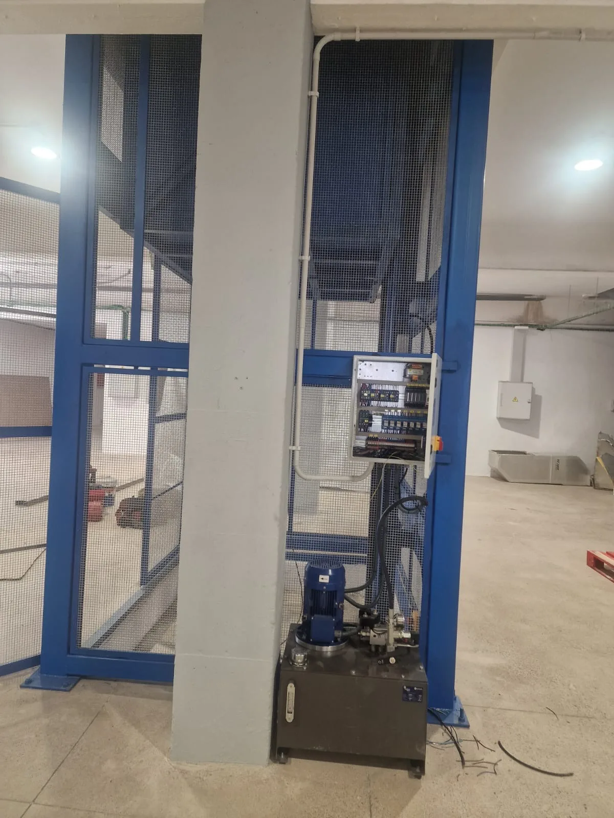 Instalación completa de montacargas con panel de control
