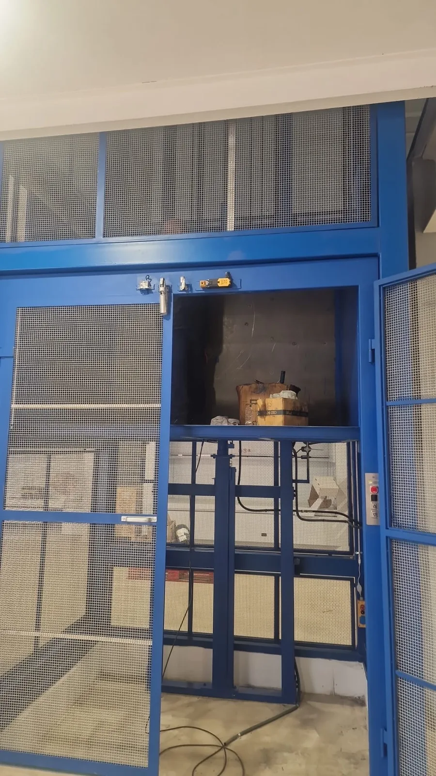 Plataforma elevadora simple de un embarque fabricada a medida en Barcelona