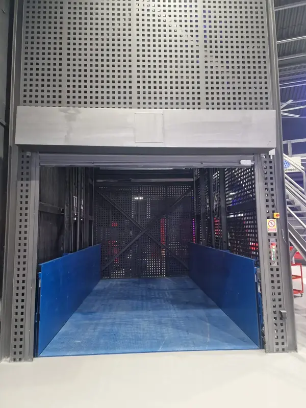 Montacargas industrial instalado en Badalona por Plataformas y Elevación