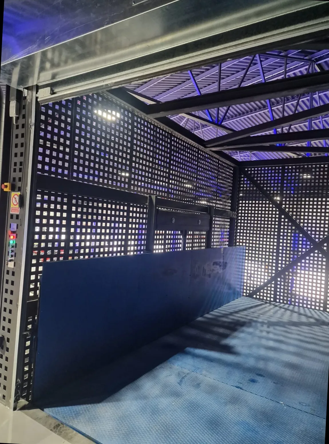 Interior de montacargas industrial con iluminación LED y estructura de acero