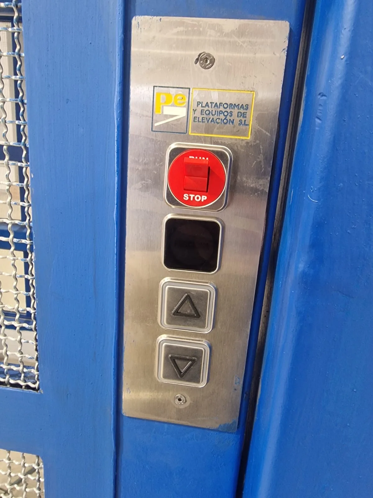 Panel de mando de montaplatos con logo de Plataformas y Equipos de Elevación