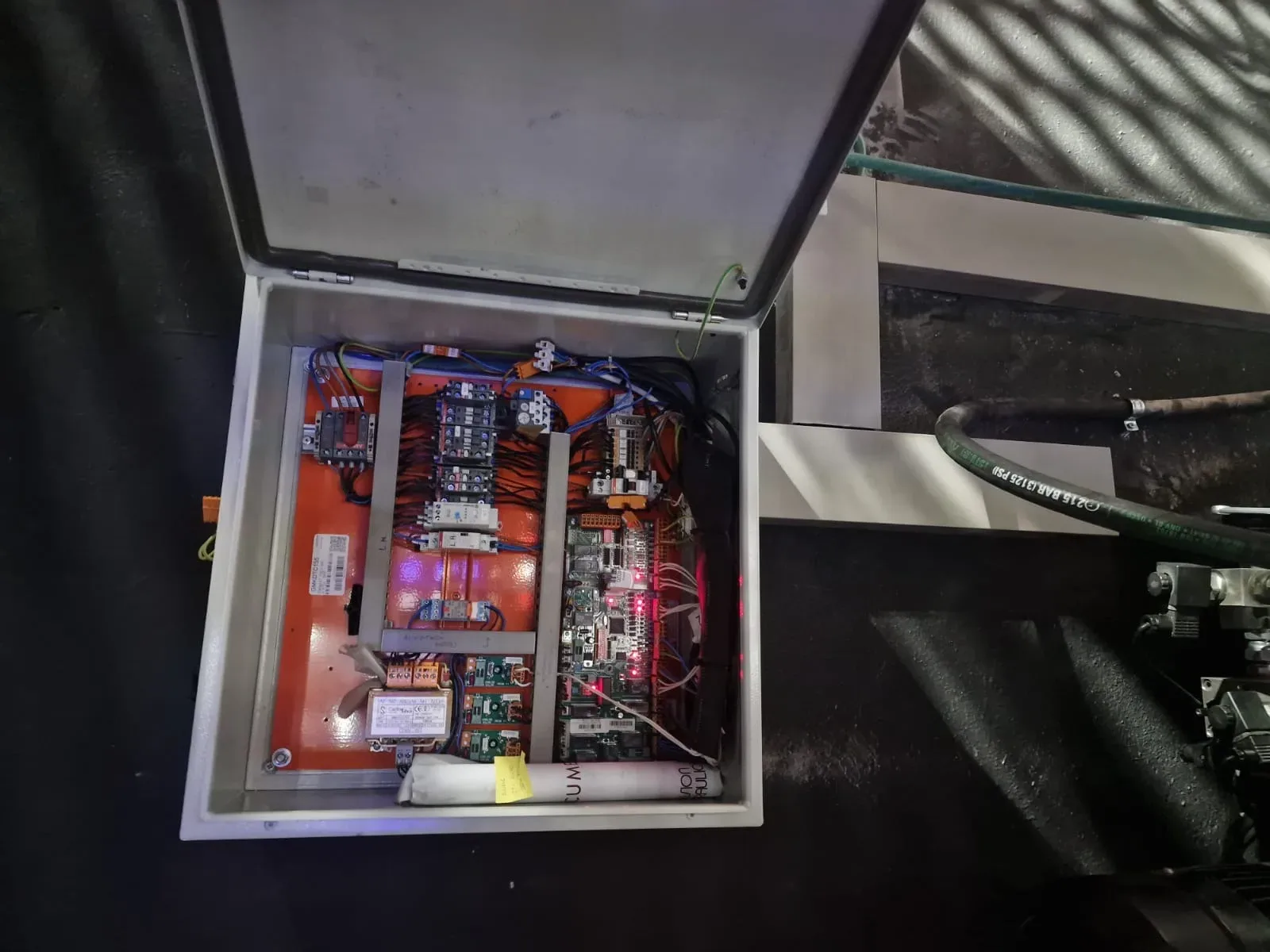 Cuadro eléctrico de montacargas abierto durante mantenimiento