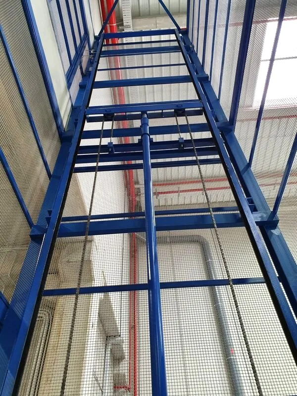 Montacargas industrial instalado en L'Hospitalet de Llobregat por Plataformas y Elevación
