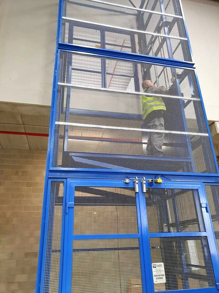 Montacargas industrial instalado en Cornellà de Llobregat por Plataformas y Elevación