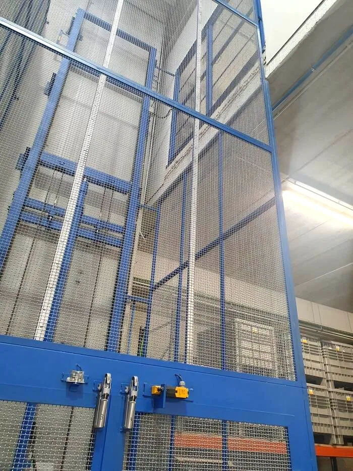 Montacargas industrial instalado en Castelldefels por Plataformas y Elevación