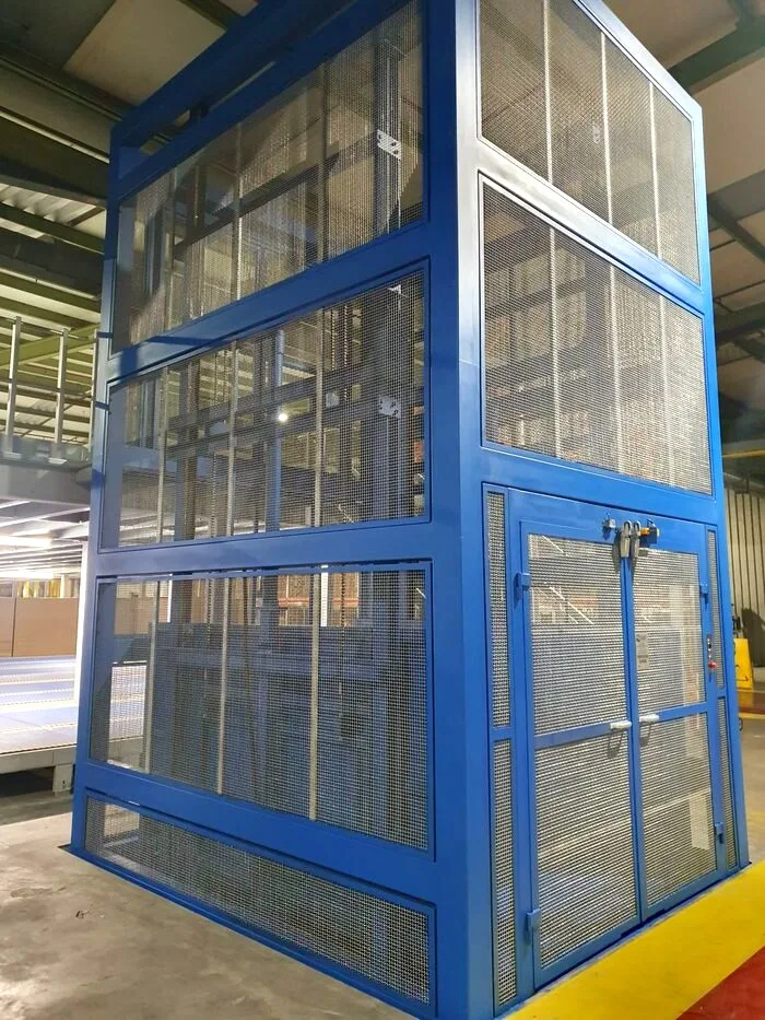 Montacargas industrial instalado en Vilanova i la Geltrú por Plataformas y Elevación