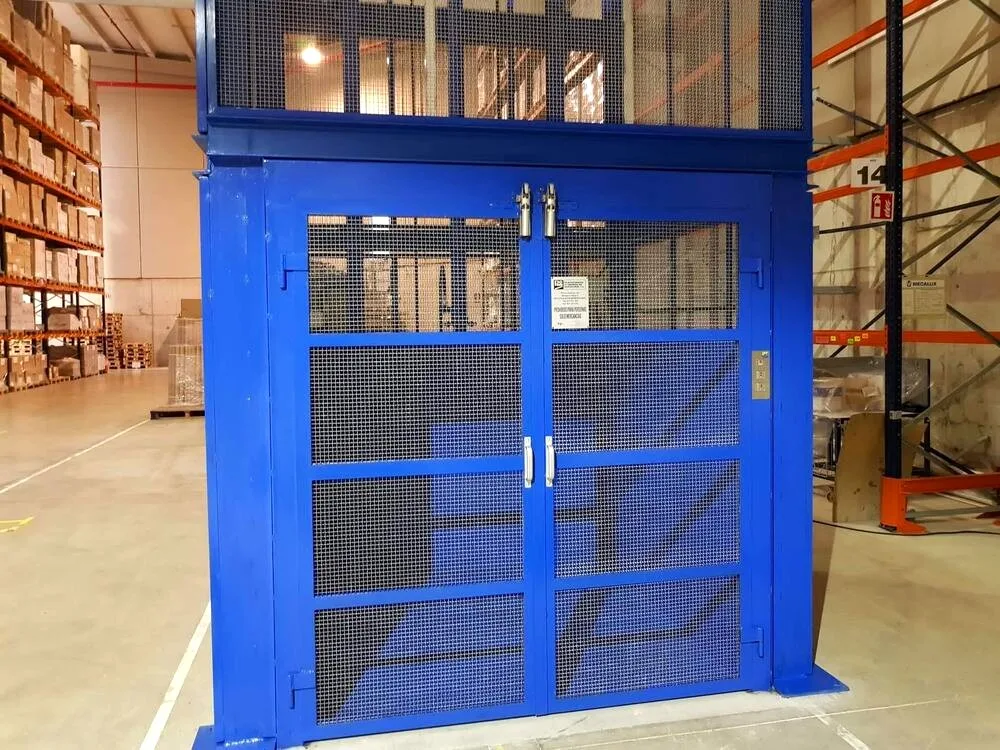 Montacargas industrial instalado en Cambrils por Plataformas y Elevación