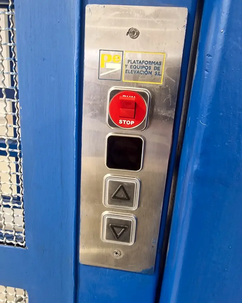 Botonera de mando con la placa de Plataformas y Equipos de Elevaci&oacute;n