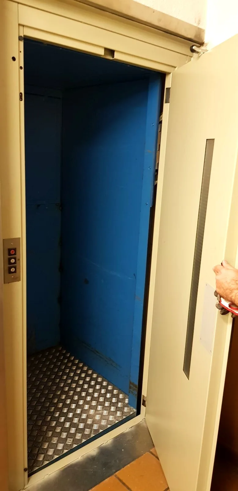 Montaplatos compacto para farmacia con acceso a altillo