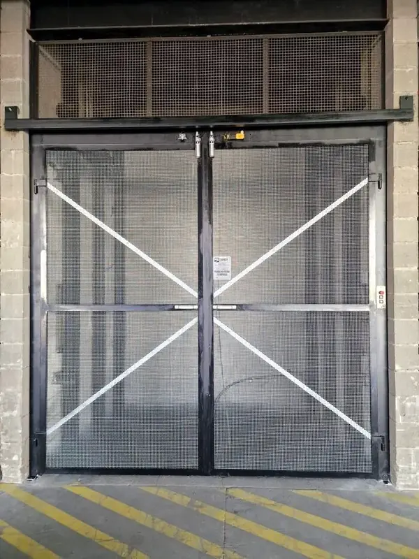Montacargas industrial instalado en Sabadell por Plataformas y Elevación