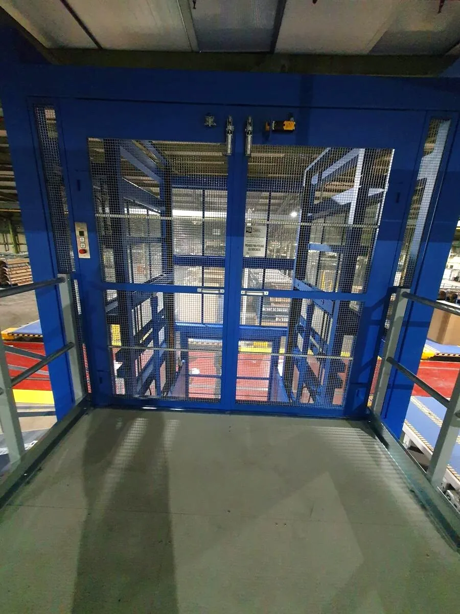 Plataforma elevadora de doble embarque con puertas por ambos lados para línea de producción