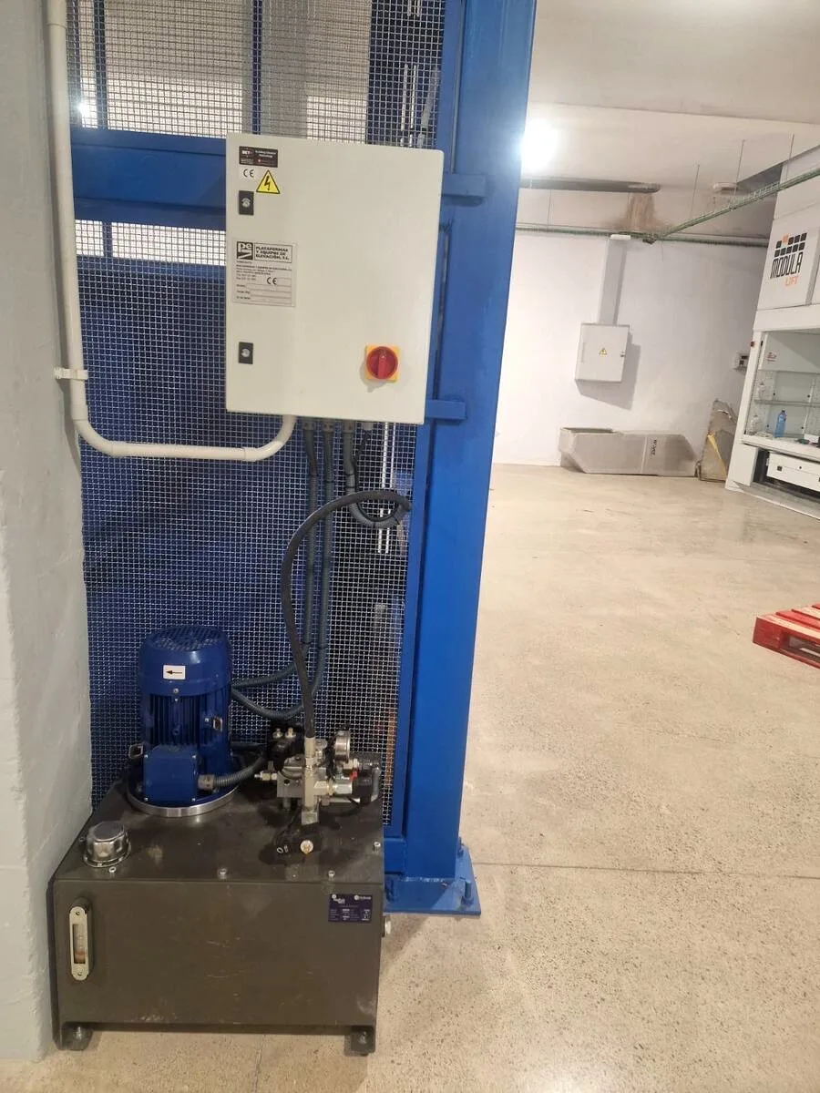 Montacargas hidráulico a medida con cuadro de mando instalado en industria de Barcelona