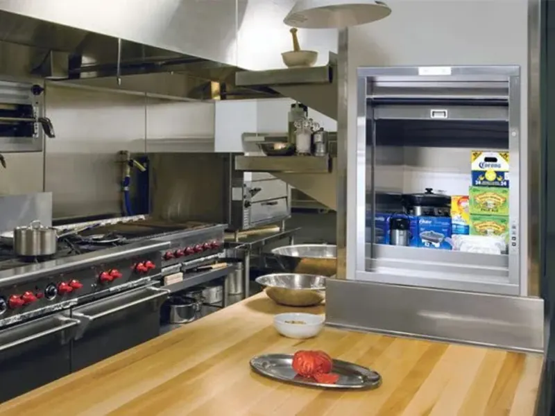 Montaplatos instalado en la cocina de un restaurante por Plataformas y Elevación