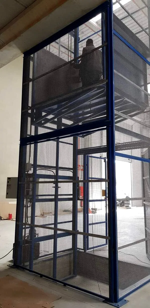 Plataforma elevadora industrial con operario durante la instalación
