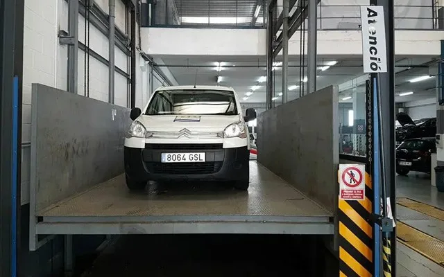 Montacoches instalado en parking de Barcelona