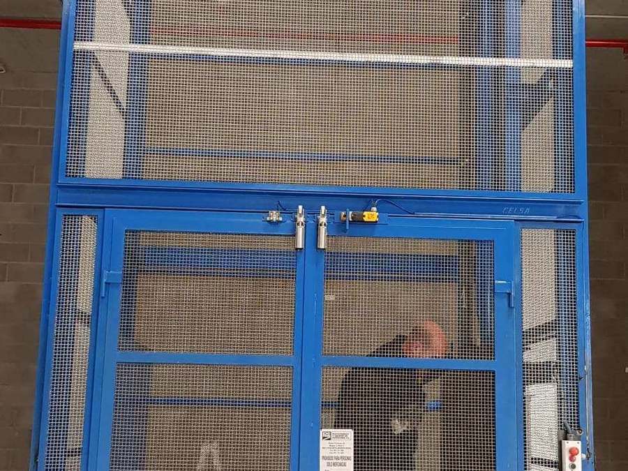 Montacargas industrial fabricado e instalado en Barcelona