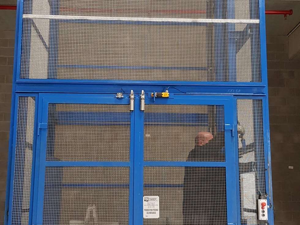 Montacargas industrial fabricado e instalado en Barcelona
