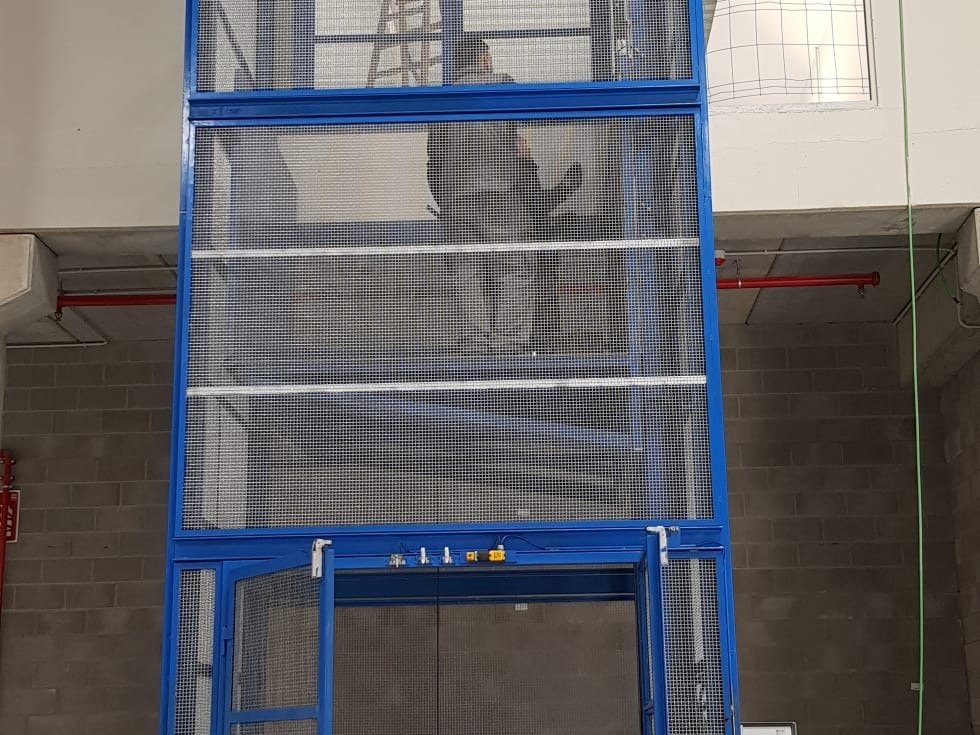 Montacargas industrial fabricado e instalado en Barcelona