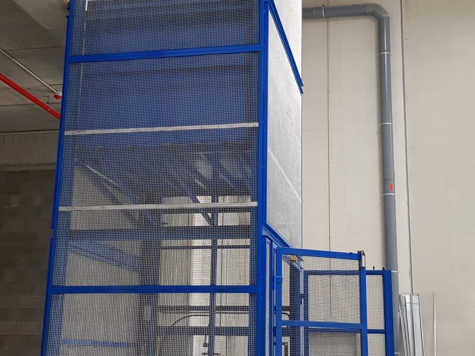 Montacargas industrial fabricado e instalado en Barcelona