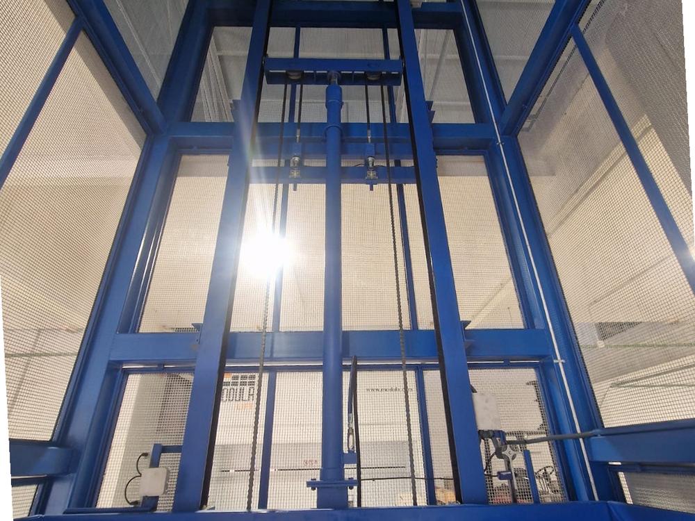 Montacargas industrial fabricado e instalado en Barcelona