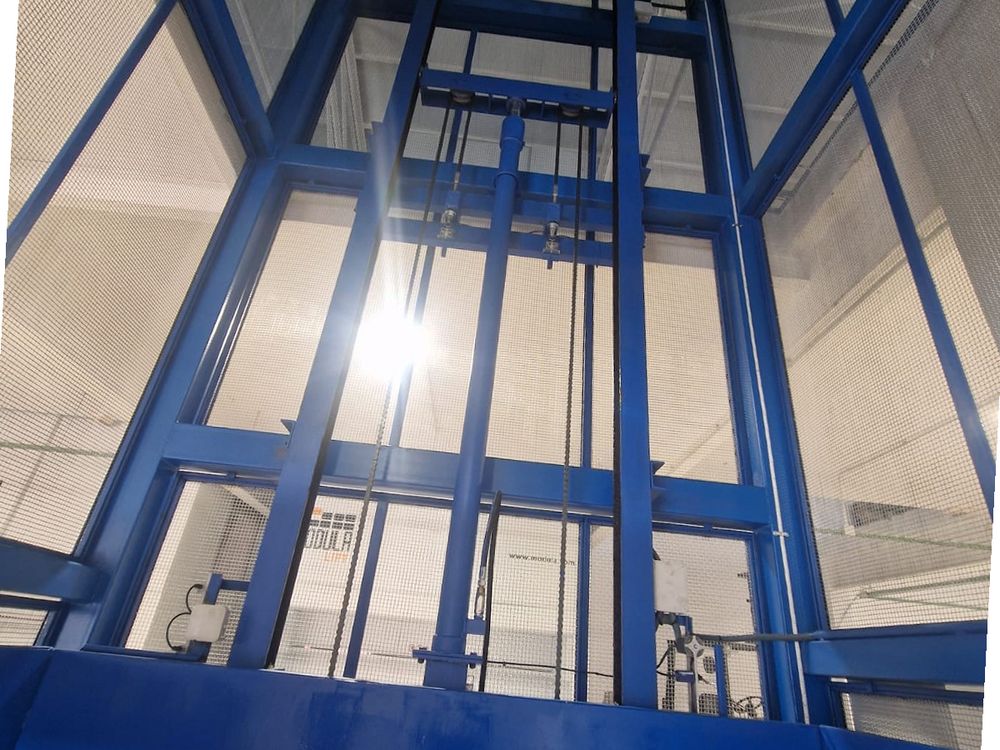 Montacargas industrial fabricado e instalado en Barcelona