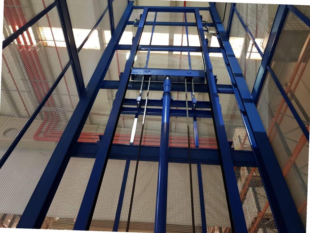 Montacargas industrial fabricado e instalado en Barcelona