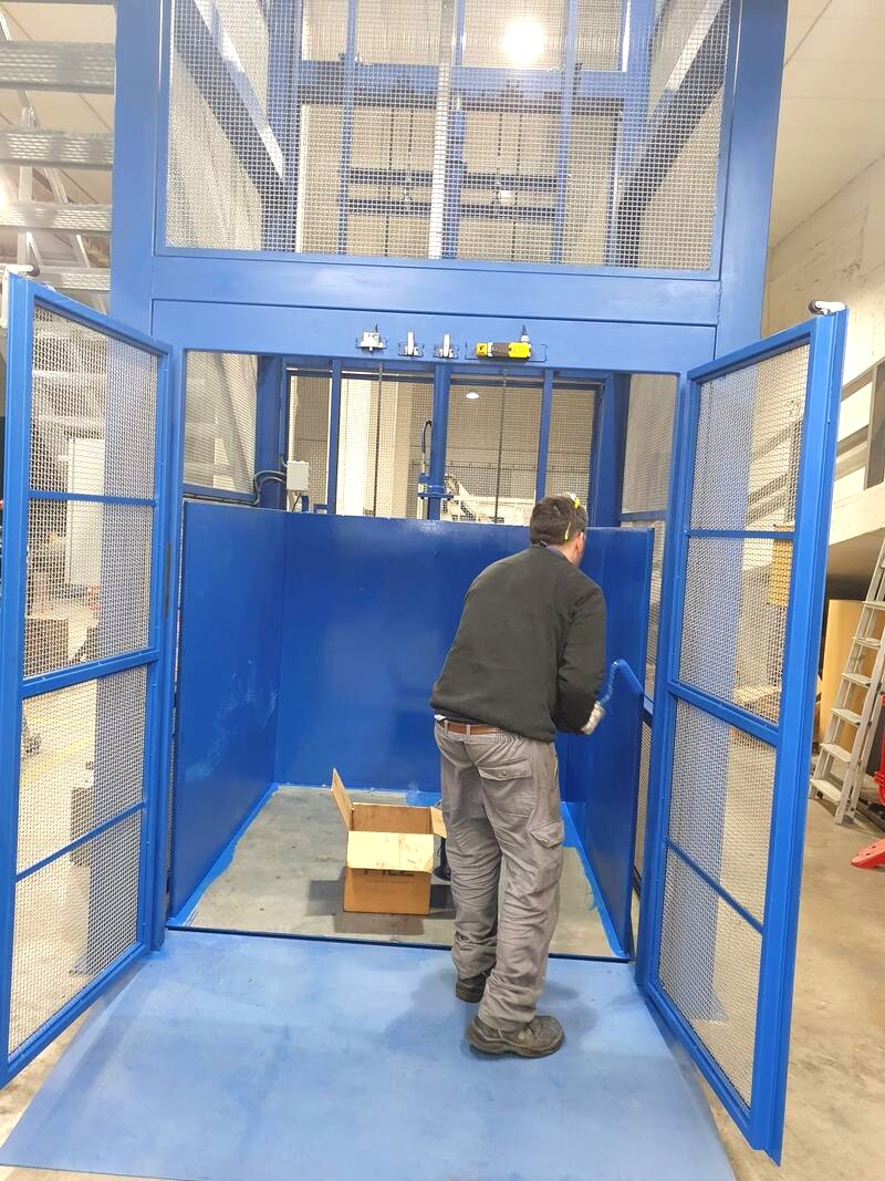 Operario trabajando con montacargas industrial en Barcelona