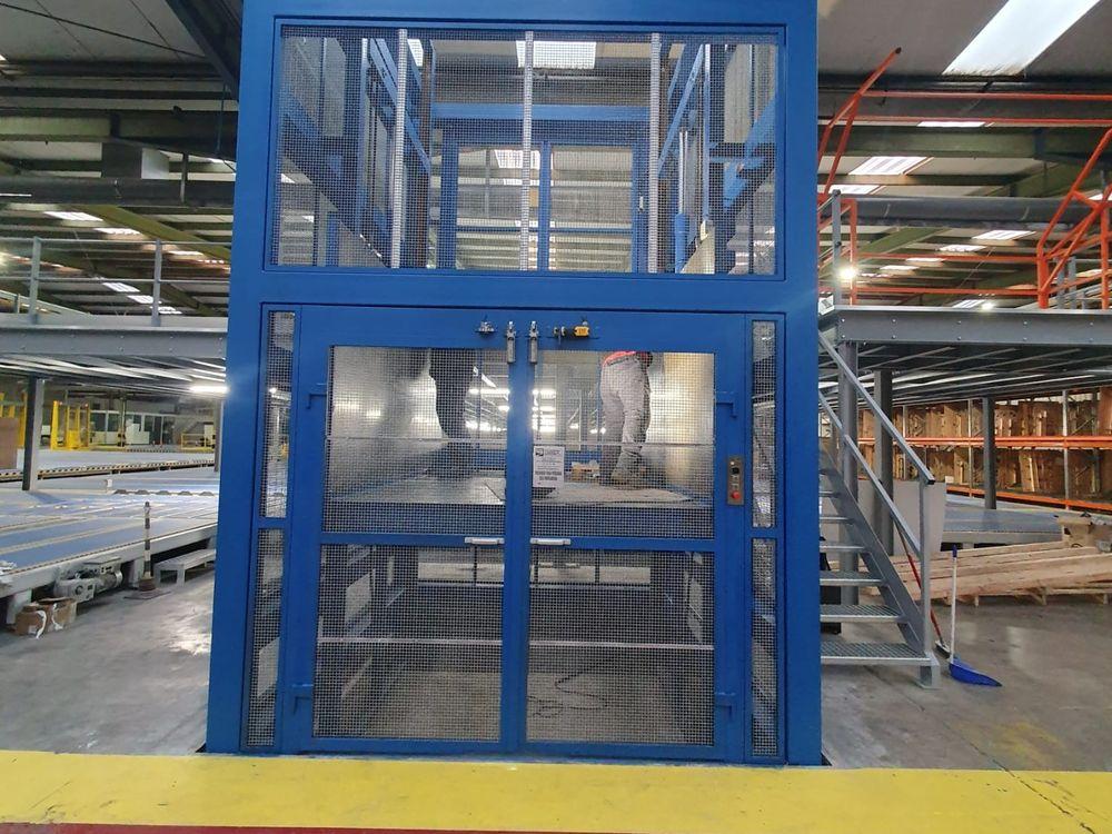 Plataforma elevadora de carga instalada en Cataluña
