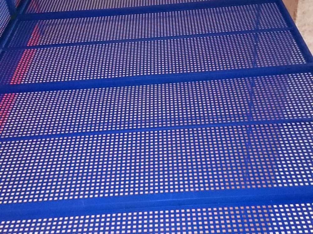 Plataforma elevadora de carga instalada en Cataluña