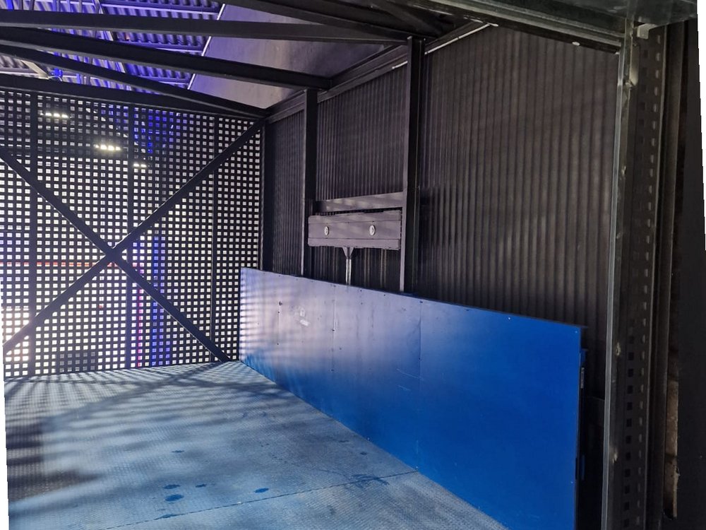 Plataforma elevadora de carga instalada en Cataluña