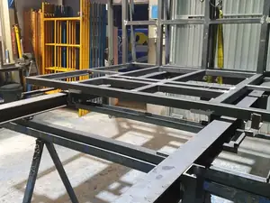 Bastidores metálicos sobre caballetes en el taller, antes de pintarlos