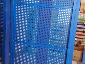 Panel de chapa perforada azul de un montacargas