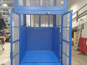 Plataforma de un montacargas con las puertas de malla abiertas