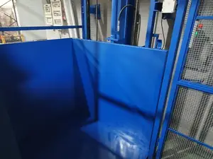 Plataforma de un montacargas con laterales de chapa azul