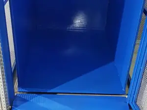 Interior de la plataforma de un montacargas pintada en azul