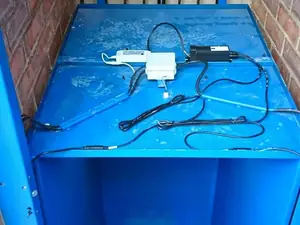 Cableado sobre el techo de la cabina de un montacargas durante el montaje